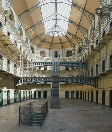 /images/tich/800px-Kilmainham_Gaol_Main_Hall_2016-06-03.webp