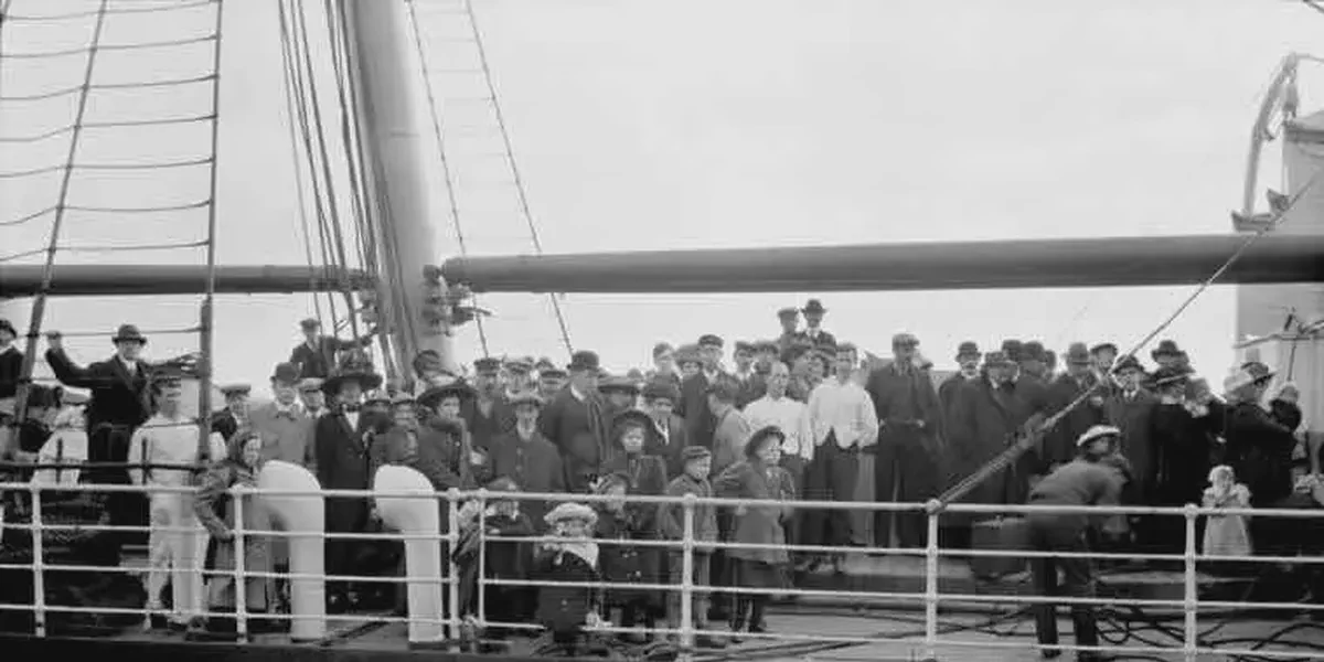 /images/tich/steamer_lake_champlain_arriving_at_port_québec_oct._1911.webp